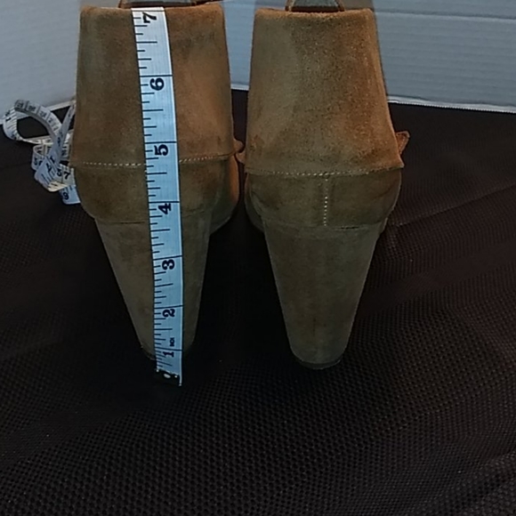 Michael Kors suade ankle boots. - Picture 4 of 9